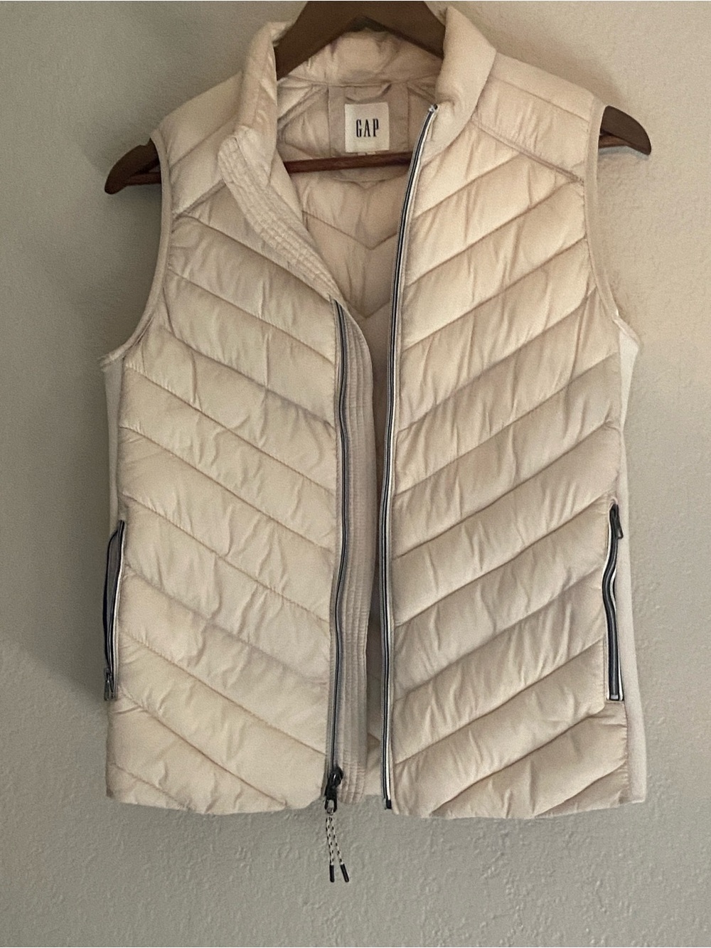 GAP Primaloft Cream/White Sleeveless Puffer Size Women’s Small EUC